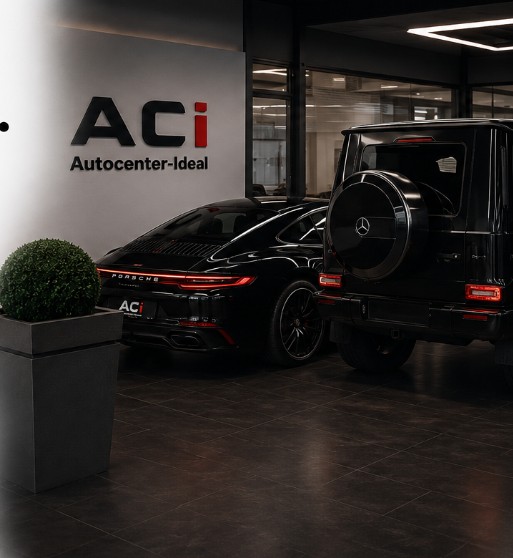 Showroom von Autocenter IDEAL mit Porsche und Mercedes G-Klasse
