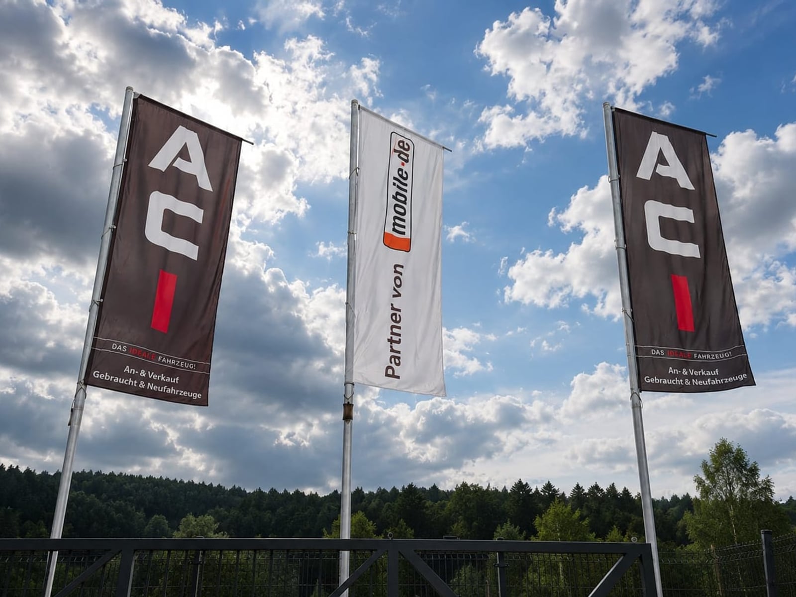 ACI-Fahnen am Standort von Autocenter IDEAL in Breidenbach