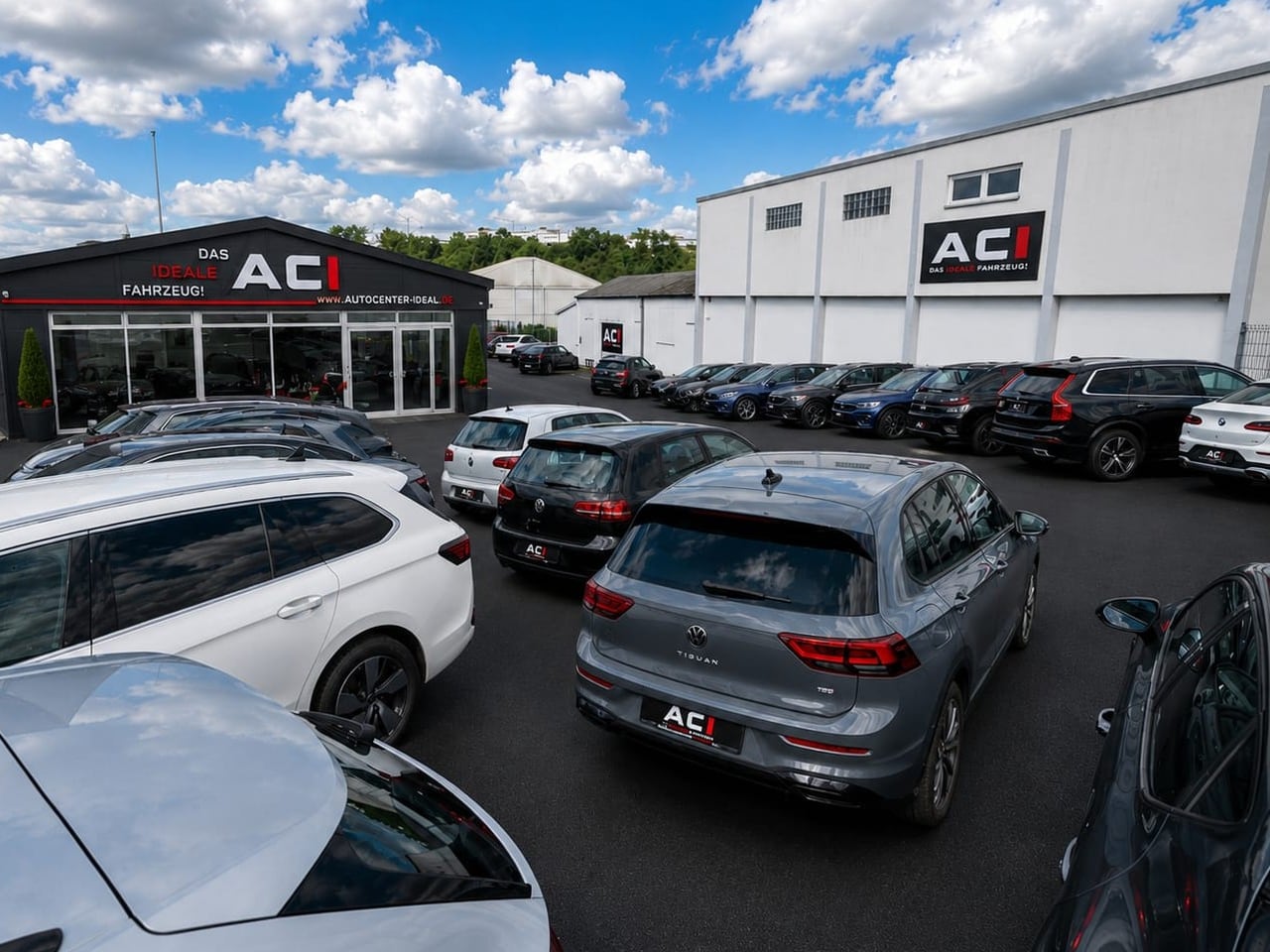 Fahrzeughof von Autocenter IDEAL in Breidenbach mit Verkaufsgebäude und Halle