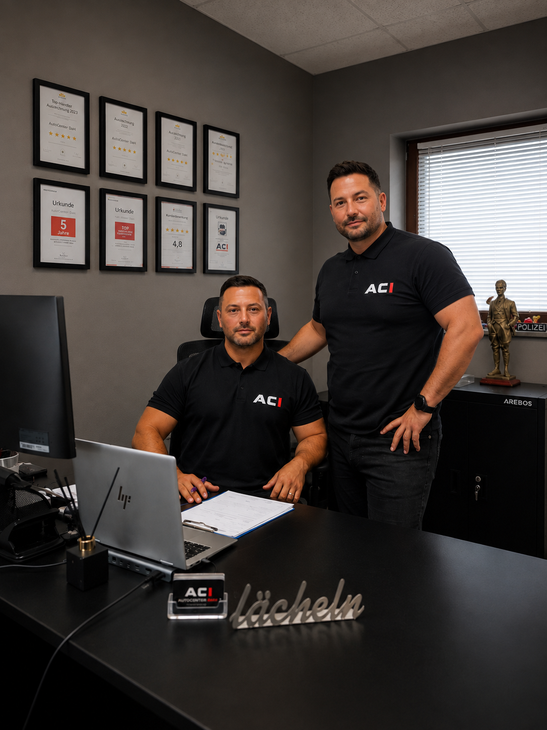 Ufuk und Deniz Uygun, Inhaber von Autocenter IDEAL, in ihrem Büro in Breidenbach