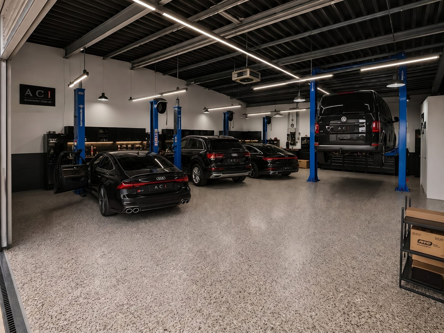 Werkstatt von Autocenter IDEAL: Fahrzeuge auf Hebebühnen unter Lichtleisten